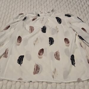 Avanova New with Tags Women's Blouse White Feathers Print Size Medium Casual